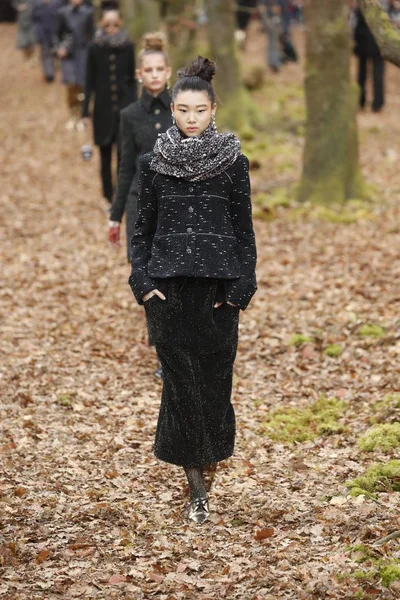 Parigi Francia Marzo Una Modella Percorre Passerella Durante Sfilata Chanel — Foto Stock