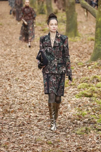 Paris França Março Modelo Caminha Pista Durante Desfile Chanel Como — Fotografia de Stock