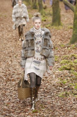 Paris, Fransa - Mart 06: Manken pist Chanel gösterisi sırasında bölümü, Paris moda hafta kadın giyim Sonbahar/Kış 2018/2019 olarak 6 Mart 2018 Paris, Fransa'da yürür. 
