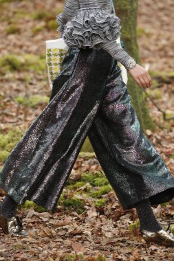 Paris, Fransa - Mart 06: Manken pist Chanel gösterisi sırasında bölümü, Paris moda hafta kadın giyim Sonbahar/Kış 2018/2019 olarak 6 Mart 2018 Paris, Fransa'da yürür. 