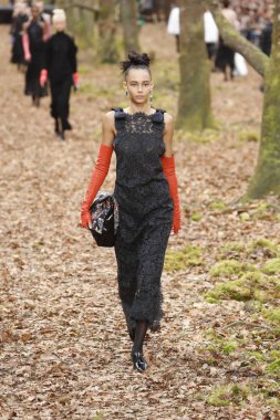 Paris, Fransa - Mart 06: Manken pist Chanel gösterisi sırasında bölümü, Paris moda hafta kadın giyim Sonbahar/Kış 2018/2019 olarak 6 Mart 2018 Paris, Fransa'da yürür. 