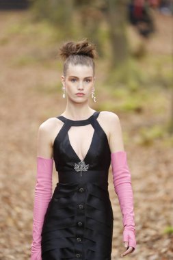 Paris, Fransa - Mart 06: Manken pist Chanel gösterisi sırasında bölümü, Paris moda hafta kadın giyim Sonbahar/Kış 2018/2019 olarak 6 Mart 2018 Paris, Fransa'da yürür. 
