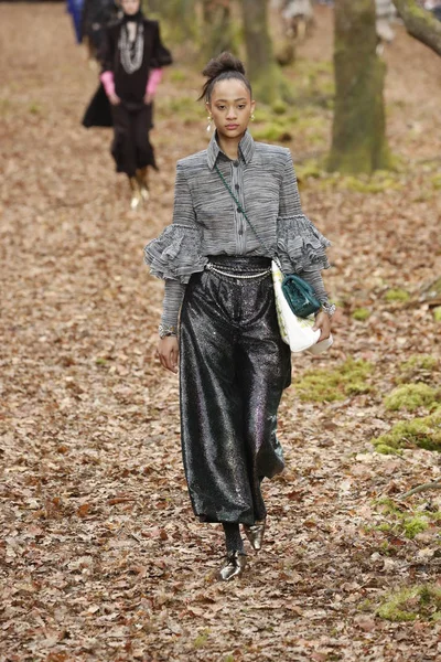 フランス モデル滑走路を歩くシャネルのショーの間にパリのファッション週間婦人服秋冬 2018年 2019 の一部として 2018 日パリ フランスでの — ストック写真