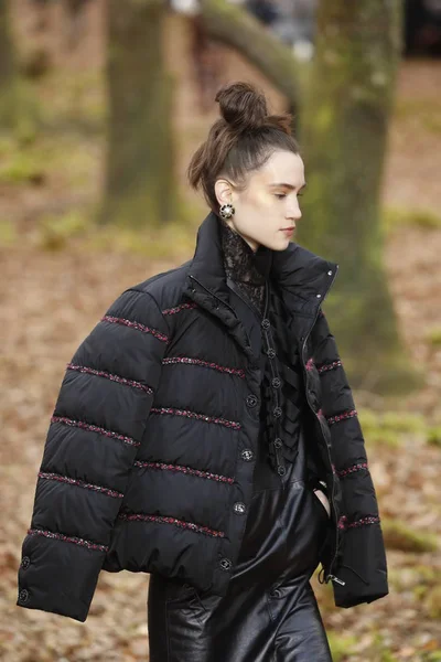 Paris França Março Modelo Caminha Pista Durante Desfile Chanel Como — Fotografia de Stock