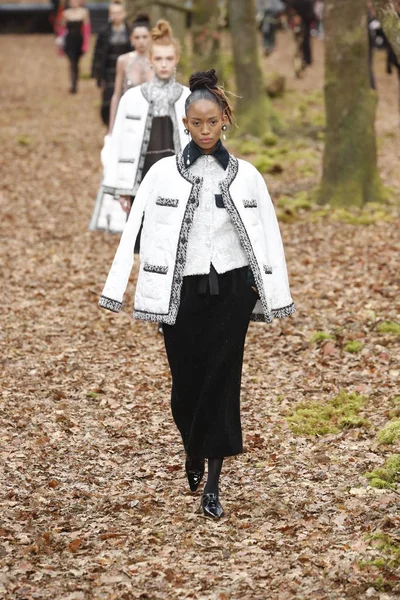 Parigi Francia Marzo Una Modella Percorre Passerella Durante Sfilata Chanel — Foto Stock