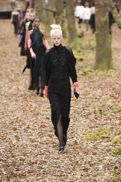 Paris França Março Modelo Caminha Pista Durante Desfile Chanel Como — Fotografia de Stock