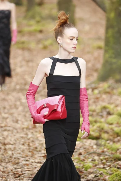 Parigi Francia Marzo Una Modella Percorre Passerella Durante Sfilata Chanel — Foto Stock