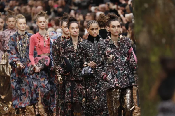 Tweed Jackets And Leaf Prints: Karl Lagerfeld Creates A Forest Catwalk For  Chanel's Autumn/winter Show