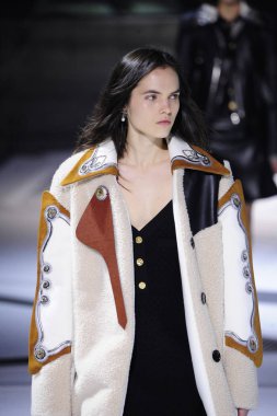 Paris, Fransa - Mart 06: Manken pist Louis Vuitton gösterisi sırasında bölümü, Paris moda hafta kadın giyim Sonbahar/Kış 2018/2019 olarak 6 Mart 2018 Paris, Fransa'da yürür.
