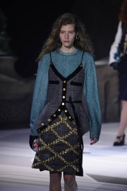 Paris, Fransa - Mart 06: Manken pist Louis Vuitton gösterisi sırasında bölümü, Paris moda hafta kadın giyim Sonbahar/Kış 2018/2019 olarak 6 Mart 2018 Paris, Fransa'da yürür.