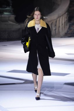 Paris, Fransa - Mart 06: Manken pist Louis Vuitton gösterisi sırasında bölümü, Paris moda hafta kadın giyim Sonbahar/Kış 2018/2019 olarak 6 Mart 2018 Paris, Fransa'da yürür.