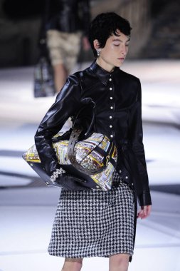 Paris, Fransa - Mart 06: Manken pist Louis Vuitton gösterisi sırasında bölümü, Paris moda hafta kadın giyim Sonbahar/Kış 2018/2019 olarak 6 Mart 2018 Paris, Fransa'da yürür.