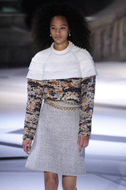 Paris, Fransa - Mart 06: Manken pist Louis Vuitton gösterisi sırasında bölümü, Paris moda hafta kadın giyim Sonbahar/Kış 2018/2019 olarak 6 Mart 2018 Paris, Fransa'da yürür.