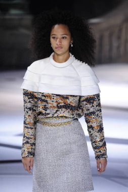 Paris, Fransa - Mart 06: Manken pist Louis Vuitton gösterisi sırasında bölümü, Paris moda hafta kadın giyim Sonbahar/Kış 2018/2019 olarak 6 Mart 2018 Paris, Fransa'da yürür.