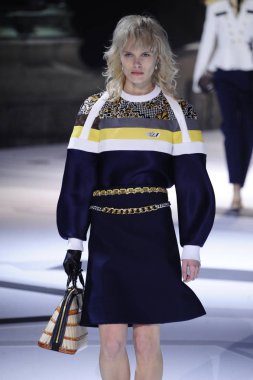 Paris, Fransa - Mart 06: Manken pist Louis Vuitton gösterisi sırasında bölümü, Paris moda hafta kadın giyim Sonbahar/Kış 2018/2019 olarak 6 Mart 2018 Paris, Fransa'da yürür.