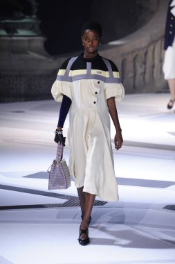 Paris, Fransa - Mart 06: Manken pist Louis Vuitton gösterisi sırasında bölümü, Paris moda hafta kadın giyim Sonbahar/Kış 2018/2019 olarak 6 Mart 2018 Paris, Fransa'da yürür.