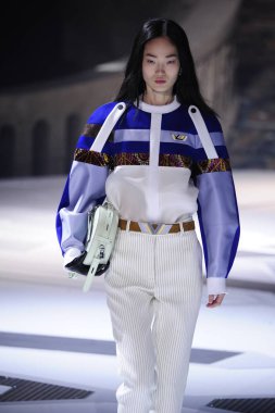 Paris, Fransa - Mart 06: Manken pist Louis Vuitton gösterisi sırasında bölümü, Paris moda hafta kadın giyim Sonbahar/Kış 2018/2019 olarak 6 Mart 2018 Paris, Fransa'da yürür.