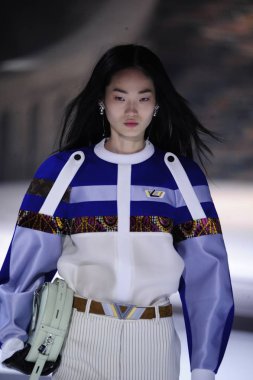 Paris, Fransa - Mart 06: Manken pist Louis Vuitton gösterisi sırasında bölümü, Paris moda hafta kadın giyim Sonbahar/Kış 2018/2019 olarak 6 Mart 2018 Paris, Fransa'da yürür.