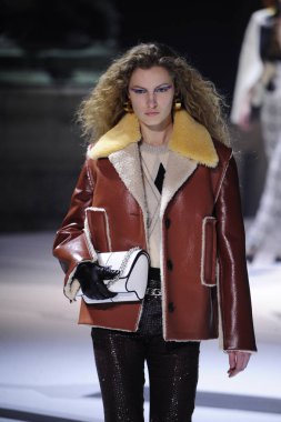 Paris, Fransa - Mart 06: Manken pist Louis Vuitton gösterisi sırasında bölümü, Paris moda hafta kadın giyim Sonbahar/Kış 2018/2019 olarak 6 Mart 2018 Paris, Fransa'da yürür.