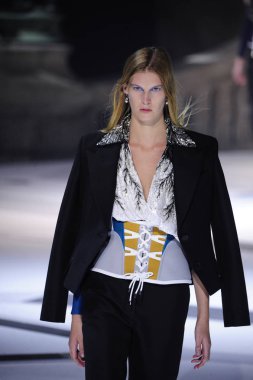 Paris, Fransa - Mart 06: Manken pist Louis Vuitton gösterisi sırasında bölümü, Paris moda hafta kadın giyim Sonbahar/Kış 2018/2019 olarak 6 Mart 2018 Paris, Fransa'da yürür.