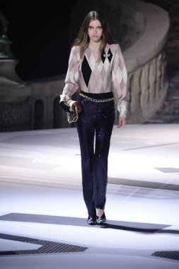 Paris, Fransa - Mart 06: Manken pist Louis Vuitton gösterisi sırasında bölümü, Paris moda hafta kadın giyim Sonbahar/Kış 2018/2019 olarak 6 Mart 2018 Paris, Fransa'da yürür.