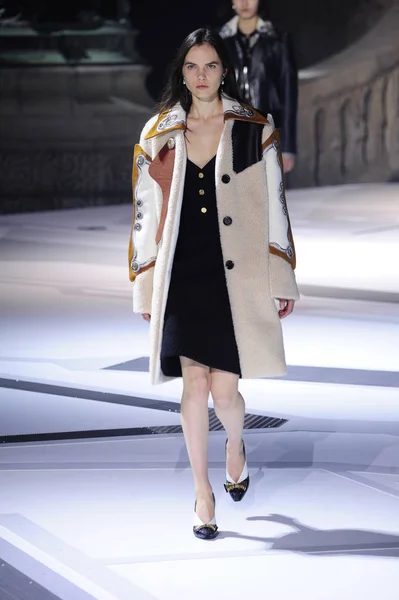 Paříž Francie Březen Model Procházky Dráhy Během Show Louis Vuitton — Stock fotografie