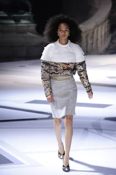 Paris France März Ein Model Läuft Während Der Louis Vuitton — Stockfoto
