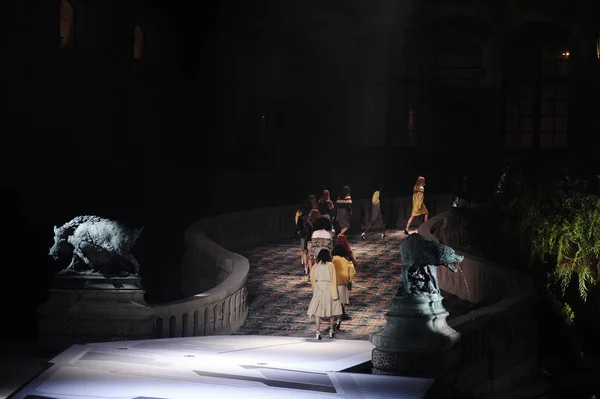 Paříž Francie Březen Modely Chůze Dráha Finále Během Show Louis — Stock fotografie