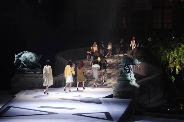 Paris Fransa Mart Modelleri Pist Finale Louis Vuitton Gösterisi Sırasında — Stok fotoğraf