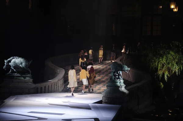 Paříž Francie Březen Modely Chůze Dráha Finále Během Show Louis — Stock fotografie