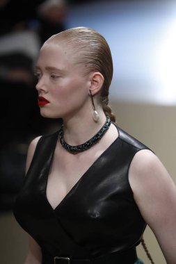 Paris, Fransa - Mart 05: Manken pist Alexander Mcqueen gösterisi sırasında bölümü Paris moda hafta kadın giyim Sonbahar/Kış 2018/2019 olarak 5 Mart 2018 Paris, Fransa'da yürür.
