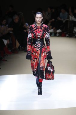 Paris, Fransa - Mart 05: Manken pist Alexander Mcqueen gösterisi sırasında bölümü Paris moda hafta kadın giyim Sonbahar/Kış 2018/2019 olarak 5 Mart 2018 Paris, Fransa'da yürür.