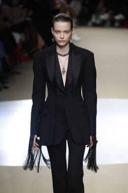 Paris, Fransa - Mart 05: Manken pist Alexander Mcqueen gösterisi sırasında bölümü Paris moda hafta kadın giyim Sonbahar/Kış 2018/2019 olarak 5 Mart 2018 Paris, Fransa'da yürür.