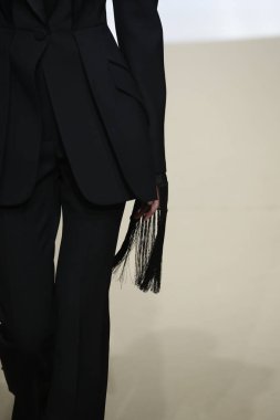 Paris, Fransa - Mart 05: Manken pist Alexander Mcqueen gösterisi sırasında bölümü Paris moda hafta kadın giyim Sonbahar/Kış 2018/2019 olarak 5 Mart 2018 Paris, Fransa'da yürür.