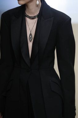 Paris, Fransa - Mart 05: Manken pist Alexander Mcqueen gösterisi sırasında bölümü Paris moda hafta kadın giyim Sonbahar/Kış 2018/2019 olarak 5 Mart 2018 Paris, Fransa'da yürür.