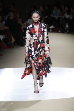 Paris, Fransa - Mart 05: Manken pist Alexander Mcqueen gösterisi sırasında bölümü Paris moda hafta kadın giyim Sonbahar/Kış 2018/2019 olarak 5 Mart 2018 Paris, Fransa'da yürür.