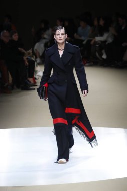 Paris, Fransa - Mart 05: Manken pist Alexander Mcqueen gösterisi sırasında bölümü Paris moda hafta kadın giyim Sonbahar/Kış 2018/2019 olarak 5 Mart 2018 Paris, Fransa'da yürür.