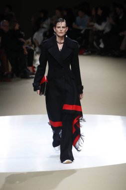 Paris, Fransa - Mart 05: Manken pist Alexander Mcqueen gösterisi sırasında bölümü Paris moda hafta kadın giyim Sonbahar/Kış 2018/2019 olarak 5 Mart 2018 Paris, Fransa'da yürür.