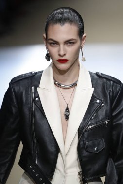 Paris, Fransa - Mart 05: Manken pist Alexander Mcqueen gösterisi sırasında bölümü Paris moda hafta kadın giyim Sonbahar/Kış 2018/2019 olarak 5 Mart 2018 Paris, Fransa'da yürür.