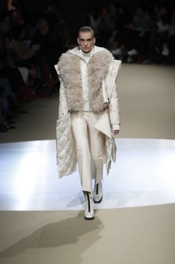 Paris, Fransa - Mart 05: Manken pist Alexander Mcqueen gösterisi sırasında bölümü Paris moda hafta kadın giyim Sonbahar/Kış 2018/2019 olarak 5 Mart 2018 Paris, Fransa'da yürür.