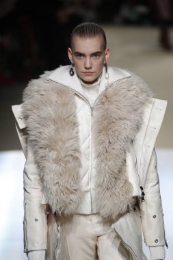 Paris, Fransa - Mart 05: Manken pist Alexander Mcqueen gösterisi sırasında bölümü Paris moda hafta kadın giyim Sonbahar/Kış 2018/2019 olarak 5 Mart 2018 Paris, Fransa'da yürür.