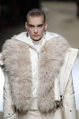 Paris, Fransa - Mart 05: Manken pist Alexander Mcqueen gösterisi sırasında bölümü Paris moda hafta kadın giyim Sonbahar/Kış 2018/2019 olarak 5 Mart 2018 Paris, Fransa'da yürür.