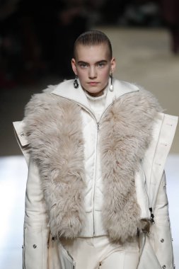 Paris, Fransa - Mart 05: Manken pist Alexander Mcqueen gösterisi sırasında bölümü Paris moda hafta kadın giyim Sonbahar/Kış 2018/2019 olarak 5 Mart 2018 Paris, Fransa'da yürür.