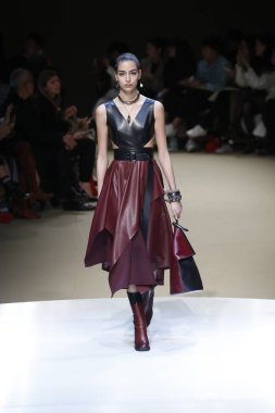 Paris, Fransa - Mart 05: Manken pist Alexander Mcqueen gösterisi sırasında bölümü Paris moda hafta kadın giyim Sonbahar/Kış 2018/2019 olarak 5 Mart 2018 Paris, Fransa'da yürür.