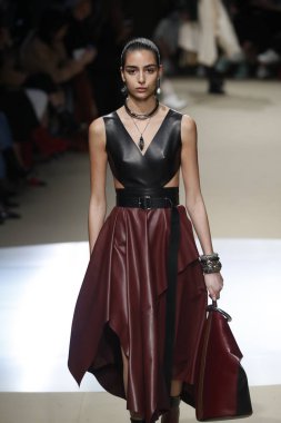 Paris, Fransa - Mart 05: Manken pist Alexander Mcqueen gösterisi sırasında bölümü Paris moda hafta kadın giyim Sonbahar/Kış 2018/2019 olarak 5 Mart 2018 Paris, Fransa'da yürür.