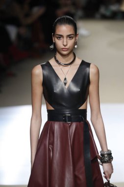 Paris, Fransa - Mart 05: Manken pist Alexander Mcqueen gösterisi sırasında bölümü Paris moda hafta kadın giyim Sonbahar/Kış 2018/2019 olarak 5 Mart 2018 Paris, Fransa'da yürür.