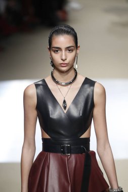 Paris, Fransa - Mart 05: Manken pist Alexander Mcqueen gösterisi sırasında bölümü Paris moda hafta kadın giyim Sonbahar/Kış 2018/2019 olarak 5 Mart 2018 Paris, Fransa'da yürür.