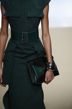 Paris, Fransa - Mart 05: Manken pist Alexander Mcqueen gösterisi sırasında bölümü Paris moda hafta kadın giyim Sonbahar/Kış 2018/2019 olarak 5 Mart 2018 Paris, Fransa'da yürür.