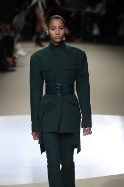 Paris, Fransa - Mart 05: Manken pist Alexander Mcqueen gösterisi sırasında bölümü Paris moda hafta kadın giyim Sonbahar/Kış 2018/2019 olarak 5 Mart 2018 Paris, Fransa'da yürür.