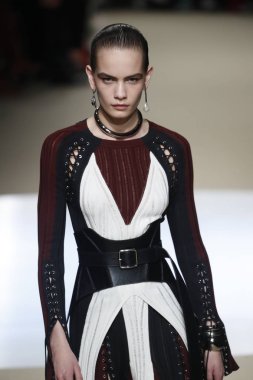 Paris, Fransa - Mart 05: Manken pist Alexander Mcqueen gösterisi sırasında bölümü Paris moda hafta kadın giyim Sonbahar/Kış 2018/2019 olarak 5 Mart 2018 Paris, Fransa'da yürür.